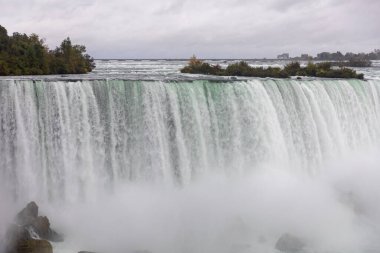 Ontario, Kanada 'da bulutlu bir günde Niagara düşer..