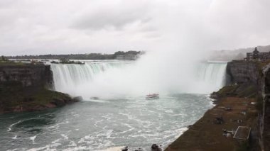 Ontario, Kanada 'da bulutlu bir günde Niagara Şelalesi' nde tur teknesi