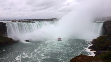 Ontario, Kanada 'da bulutlu bir günde Niagara Şelalesi' nde tur teknesi