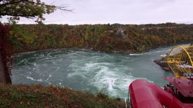 Ottawa, Kanada - 13 Ekim 2024: Niagara Şelalesi Aero Otomobili, insanlar sonbaharda suyun üzerinde teleferiğe biniyor..
