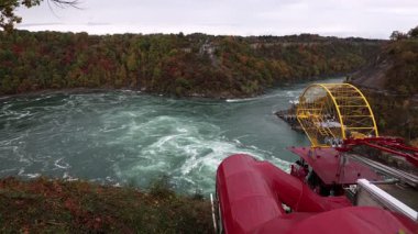 Ottawa, Kanada - 13 Ekim 2024: Niagara Şelalesi Aero Otomobili, insanlar sonbaharda suyun üzerinde teleferiğe biniyor..