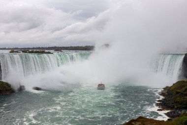 Niagara, Kanada 'nın Ontario şehrinde bulutlu bir günde Horseshoe yakınlarında bir yolcu gemisiyle düştü.