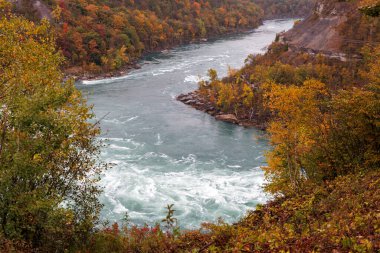 Niagara Nehri sonbahar mevsiminde. Sonbaharda güzel bir manzara.