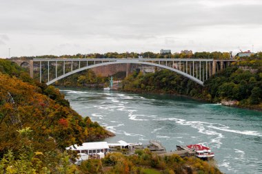 Amerika ve Kanada arasında Niagara Nehri ve Gökkuşağı Uluslararası Köprüsü. Niagara Şelalesi