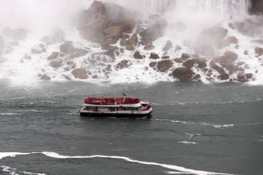 Niagara Şelalesi ve insanlarla bir tur teknesi. Amerikan Şelaleleri ve nehir