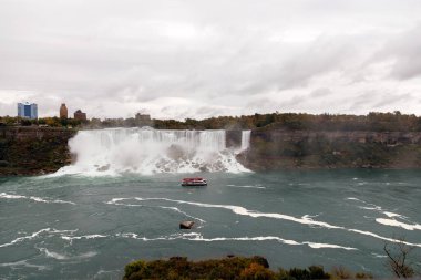 American Falls Niagara Nehri 'nde bir tur teknesi ile