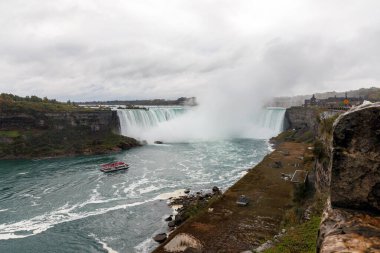 Niagara Şelalesi tekne turu Ontario, Kanada 'da Horseshoe Fall yakınlarında