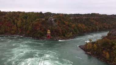 Niagara Şelalesi Whirlpool Aero Car, Kanada 'da sonbaharda suyun üzerinde teleferik. Niagara Nehri