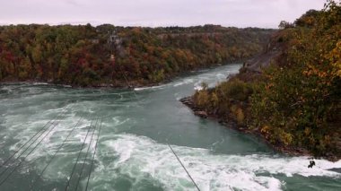Niagara Nehri ve Whirlpool Aero Arabası. Kanada 'da sonbaharda suyun üzerinde kablolu araba.