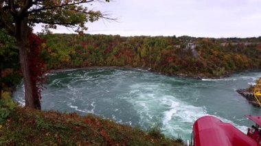 Niagara Şelalesi, Kanada - 13 Ekim 2024: Niagara Nehri ve Whirlpool Aero Otomobili, Kanada 'da sonbaharda suyun üzerinde teleferik