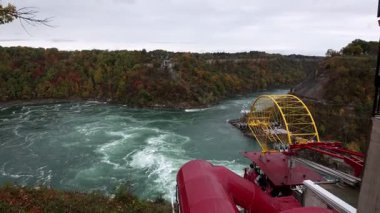 Niagara Şelalesi, Kanada - 13 Ekim 2024: Niagara Nehri ve Whirlpool Aero Otomobili, Kanada 'da sonbaharda suyun üzerinde teleferik