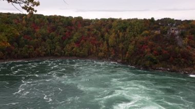 Niagara Nehri ve Whirlpool Aero Otomobili, Kanada 'da sonbaharda suyun üzerinde teleferik..