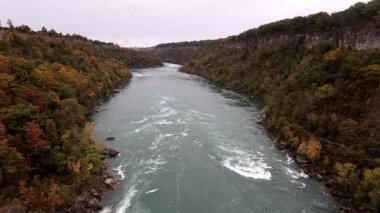 Sonbaharda Niagara Nehri. Kanada 'da sonbahar mevsiminde manzara
