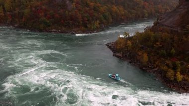 Niagara Şelalesi, Kanada - 13 Ekim 2024: Sonbaharda bir yelkenli teknesi ile Niagara Nehri.