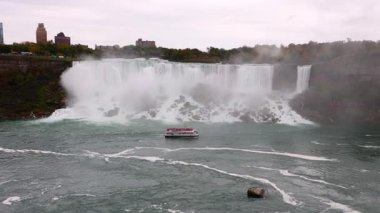 Niagara Nehri 'nde Amerikan Şelaleleri.