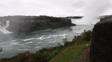 Ontario, Kanada 'da nehir boyunca seyahat eden tur tekneleriyle Niagara Şelalesi
