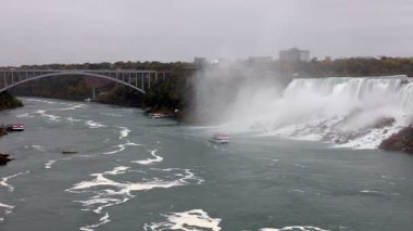 Amerika ve Kanada arasında Niagara Nehri ve Gökkuşağı Uluslararası Köprüsü. Niagara Şelalesi