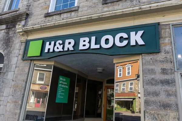 Perth, Kanada - 27 Nisan 2025: HR Blok vergi hazırlama şirketi