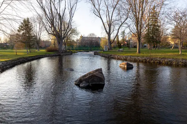 İlkbaharda dereyle park et. Stewart Park Perth, Ontario, Kanada.