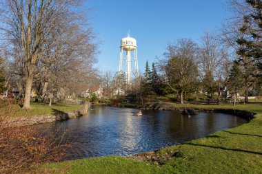 Perth, Kanada - 27 Nisan 2025: Perth, Ontario, Kanada 'da park ve su kulesi