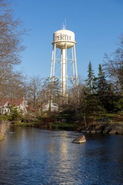 Perth, Ontario, Kanada 'da dere ve su kulesiyle park et.