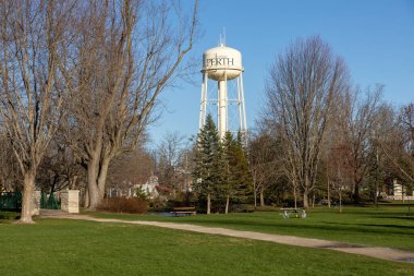 Baharda Perth, Ontario, Kanada 'da park ve su kulesi