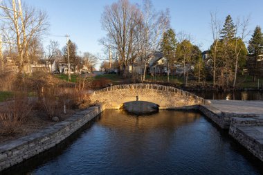 Perth, Ontario, Kanada 'da bir akarsu üzerinde köprü.
