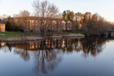 Perth, Ontario, Kanada 'da nehre yakın evler. Bahar manzarası.