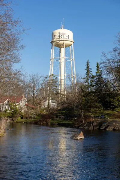Perth, Ontario, Kanada 'da dere ve su kulesiyle park et.