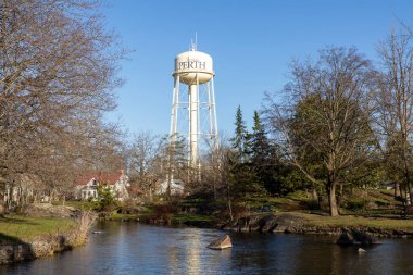 Perth, Kanada - 27 Nisan 2025: Perth, Ontario, Kanada 'da dere ve su kulesiyle park
