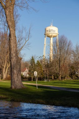 Perth, Kanada - 27 Nisan 2025: Baharda Ontario kasabasında park ve su kulesi