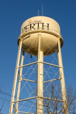 Perth, Kanada - 27 Nisan 2025 Ontario kasabasında mavi gökyüzü boyunca su kulesi