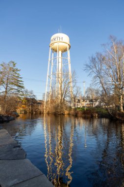 Perth, Kanada - 27 Nisan 2025 Perth, Ontario 'da küçük bir kasaba olan nehirde yansıması olan su kulesi