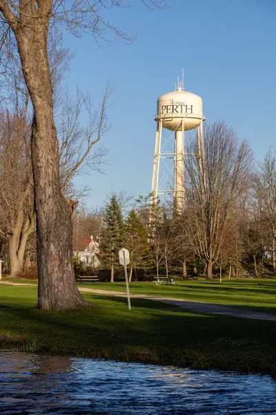 Perth, Kanada - 27 Nisan 2025: Baharda Ontario kasabasında park ve su kulesi