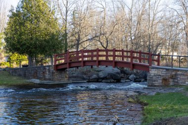 İlkbaharda parkta bir akarsu üzerinde köprü. Stewart Park Perth, Ontario, Kanada.