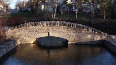 Perth 'te bir akarsu üzerinde köprü, Kanada' da Ontario