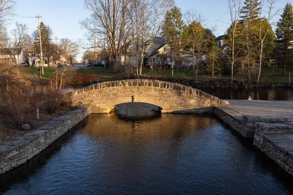 Perth, Ontario, Kanada 'da bir akarsu üzerinde köprü.