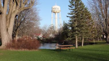 Perth, Kanada - 27 Nisan 2025: Bahar mevsiminde Ontario 'da küçük bir kasabada piknik masası ve su kulesi olan park.