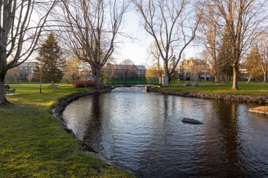 Baharda dere kenarına park et. Stewart Park Perth, Ontario, Kanada.