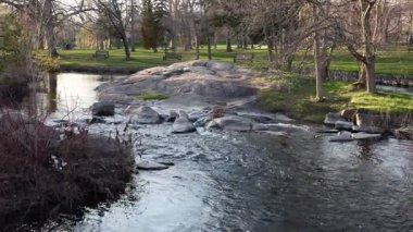 Baharda deresi olan bir şehir parkı. Stewart Park Perth, Ontario, Kanada.