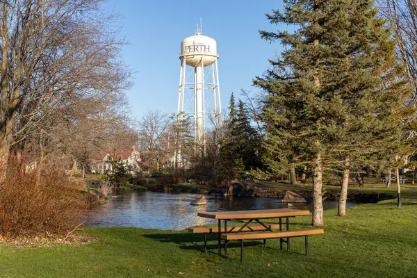 Perth, Ontario, Kanada 'da bahar mevsiminde park ve su kulesi.