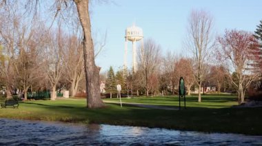 Perth, Kanada - 27 Nisan 2025: Stewart Park ve Ontario 'nun küçük bir kasabasındaki su kulesi.