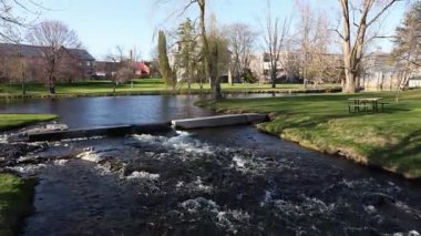 Güneşli bahar gününde deresi olan şehir parkı. Stewart Park Perth, Ontario, Kanada.
