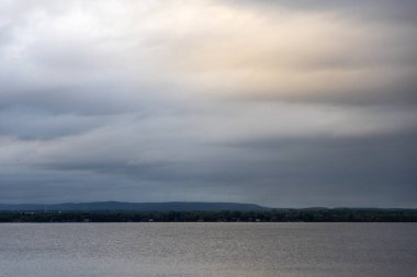 Gün batımında ufuk çizgisi ve nehir. Kanada 'da Ottawa Nehri