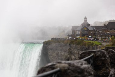 Niagara Şelalesi, Kanada - 13 Ekim 2024: Ontario, Kanada 'da yağmurlu bir günde Niagara Şelalesi. At nalı şelalesi