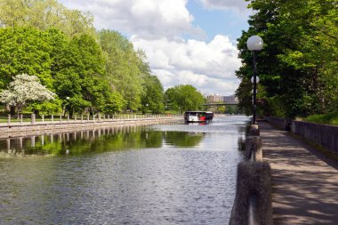 Ottawa, Kanada - 16 Mayıs 2024: Ottawa şehrinde turne teknesi ile Rideau Kanalı.
