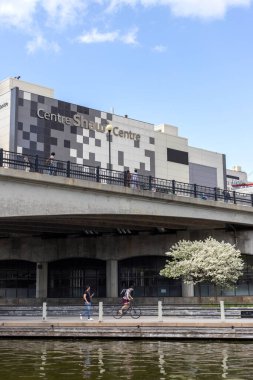 Ottawa, Kanada, 16 Mayıs 2044 - Shaw Merkezi ve Rideau Kanalı