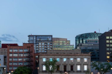 Ottawa, Kanada - 16 Mayıs 2024: Ottawa şehir merkezinde gece manzarası. Kanada 'nın başkentinde binalar