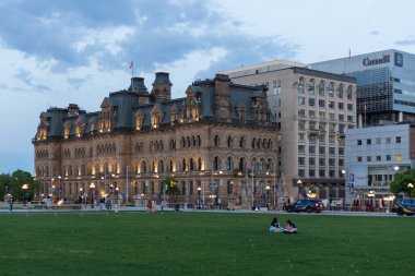 Ottawa, Kanada - 16 Mayıs 2024: Ottawa şehir merkezindeki Parliament Hill yakınlarındaki şehir manzarası. Başbakanlık Ofisi