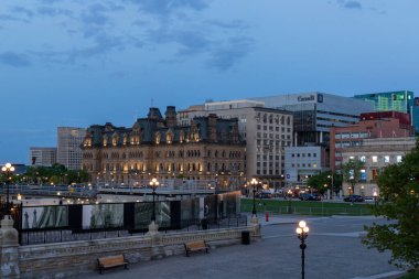Ottawa, Kanada - 16 Mayıs 2024: Ottawa şehir merkezindeki Parliament Hill 'de gece manzarası
